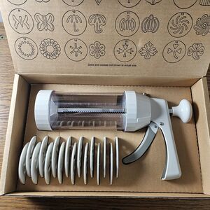 The Pampered Chef Cookie Press Set 16 Assorted Discs NEW